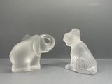 une paire de figurines en verre transparent représentant un chien et un chat