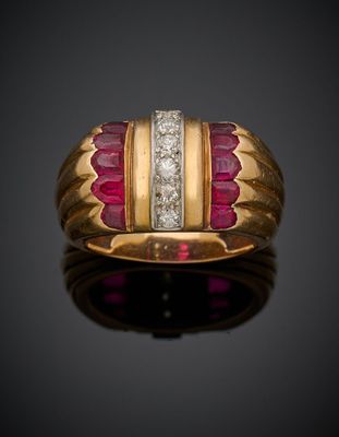 une bague en or 18 carats, sertie de rubis et de diamants