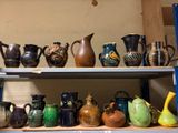de nombreux vases de toutes sortes sur une étagère