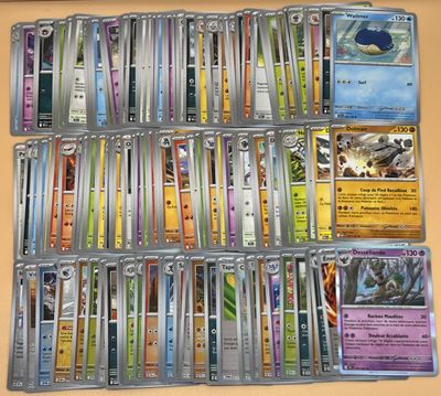 une photo montrant une collection de cartes Pokémon posées sur une table