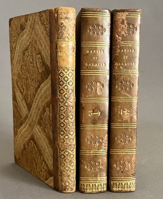 deux vieux livres posés l'un sur l'autre sur une table