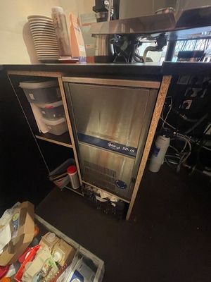 une cuisine équipée d'un réfrigérateur et où il y a beaucoup de nourriture sur le plan de travail