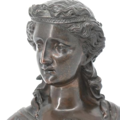 buste en bronze représentant une femme aux cheveux tressés et coiffée d'une couronne