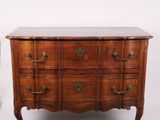 une commode en bois avec un plateau en marbre, sur fond blanc