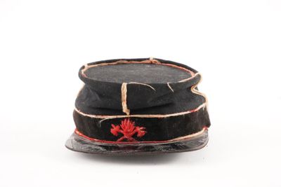 un chapeau noir orné d'une fleur rouge