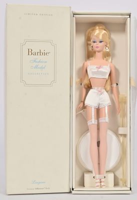 poupée Barbie blonde dans une boîte, une brosse à la main