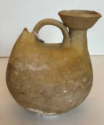 un petit vase posé sur une table