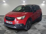 un SUV Opel rouge garé dans un garage au sol carrelé