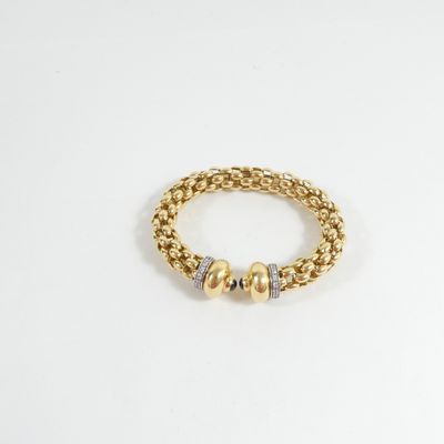 un bracelet en perles dorées composé de deux perles sur fond blanc