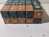 six boîtes de café Starbucks posées sur une table