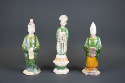 Trois statuettes de gardiens en grès émaillé vert. - Photo 1