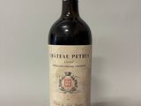 une bouteille de vin posée sur une table