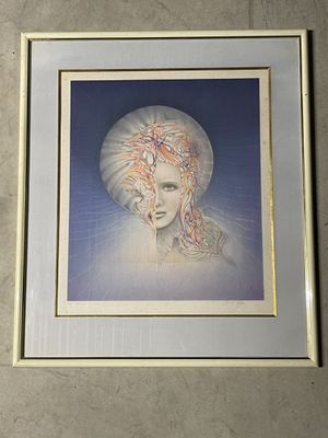 peinture représentant le visage d'une femme, dans un cadre blanc sur fond bleu