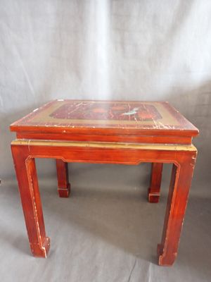 une vieille table en bois sur laquelle est posée une horloge