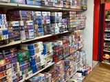 une grande quantité de jouets sur les étagères du magasin