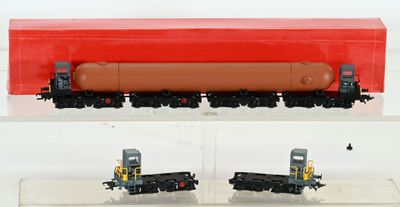 deux trains miniatures exposés dans une vitrine transparente