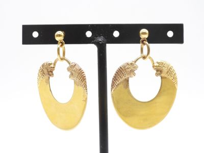 une paire de boucles d'oreilles créoles plaquées or, présentées sur un support noir