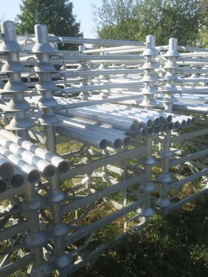 un grand nombre de tuyaux qui se trouvent dans l'herbe