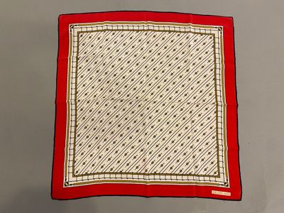 Céline : moyen carré de soie rouge et blanc à motifs de palm…