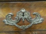 une armoire en bois munie d'une poignée en métal
