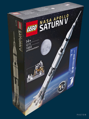 une boîte contenant une maquette de la fusée Saturn V
