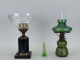 une paire de lampes en verre vert avec des pieds noirs et un bougeoir en verre vert