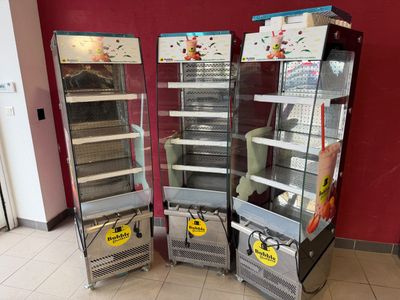 trois vitrines contenant des produits alimentaires dans un magasin