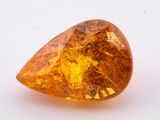 l'image d'un diamant jaune sur un fond blanc