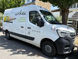 une camionnette blanche garée sur le côté de la rue