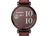 gros plan d'une montre sur fond blanc avec un bracelet marron