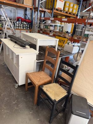 Un lot de mobilier comprenant 2 bureaux, une table basse,