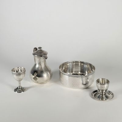 un service en argent comprenant une cruche, un bol et une tasse