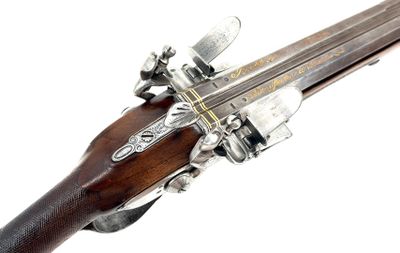 un gros plan d'un fusil sur un fond blanc avec un fond blanc
