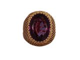 Gros plan sur une bague contenant une pierre violette
