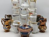 de nombreux types de vases et de bols sur la table