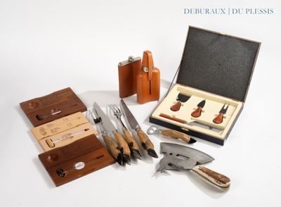 un grand nombre d'outils posés sur une table
