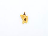 un pendentif plaqué or orné d'un papillon