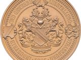 gros plan d'une pièce d'or portant des armoiries