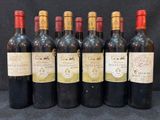 six bouteilles de vin sont alignées dans une rangée