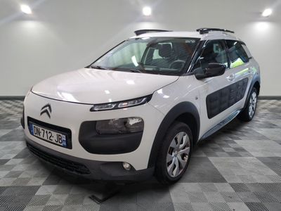 une photo d'une voiture Citroën blanche garée dans un garage