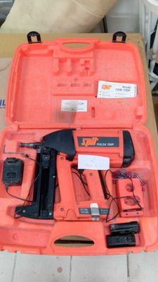 une trousse à outils posée sur une table