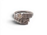 gros plan d'une bague en diamant sur une surface blanche