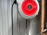 un tuyau rouge et blanc fixé à un mur métallique