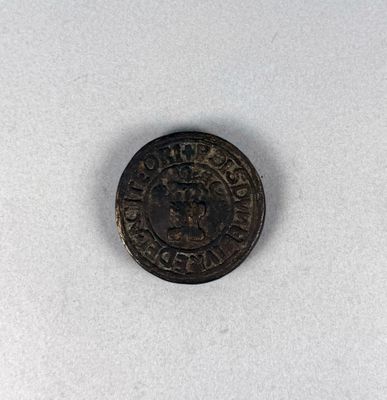 gros plan d'une pièce de monnaie sur une surface blanche
