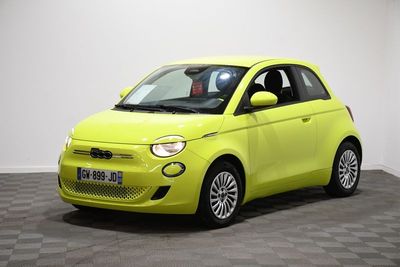 une photo d'une Smart jaune vif dans un showroom
