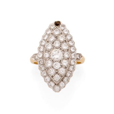 une bague ancienne à grappes de diamants