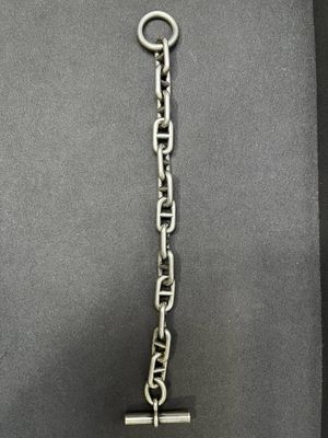 un gros plan d'une chaîne métallique munie d'un cadenas