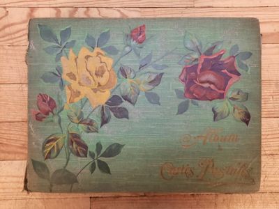 une boîte décorée de fleurs, posée sur une table en bois