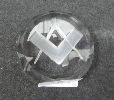 une image représentant un objet en verre sur lequel figurent un carré et un autre carré