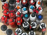 une pile de bombes aérosols posée sur une table à côté d'un ordinateur